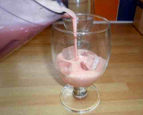 Making a Very Berry Smoothie Making a Very Sweet Berry Smoothie
